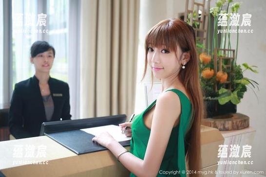 MyGirl美媛馆 - 小海臀rena的秘书特辑：当壁纸和原图合二为一，这画面感……