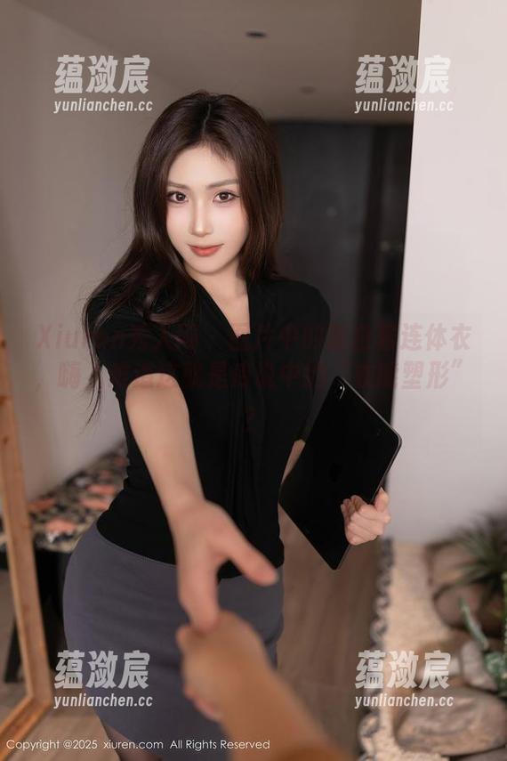 Xiuren秀人网 - 图片中的甜白酱连体衣，嗨，难道这就是传说中的“衣能塑形”？