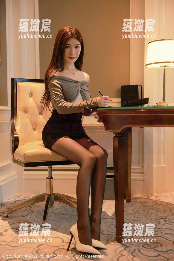 Xiuren秀人网 - 最新糯美子Mini牛仔裤套图，看她如何在裤子中找到突破口，哈哈，满满的创智！