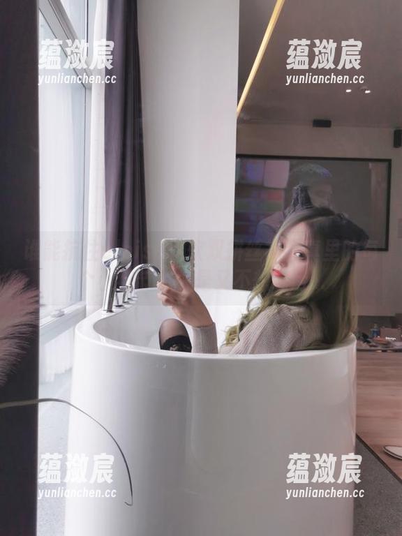 谁能抗住eloise软软双拼丝袜写真里的每个小细节？可是又不想说话...
