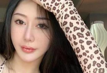 微密圈 – 一边泡澡一边拍，不爱笑的赛琳的写真资源惊现浴缸！