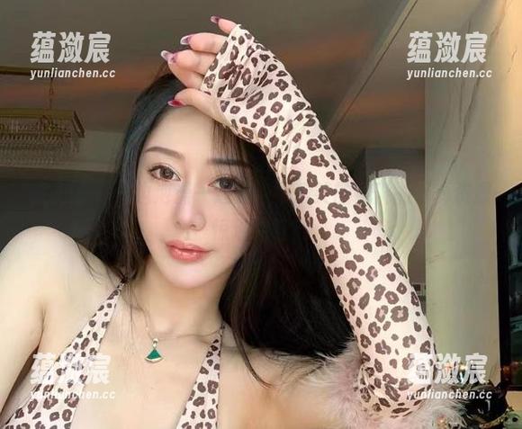 微密圈 - 一边泡澡一边拍，不爱笑的赛琳的写真资源惊现浴缸！
