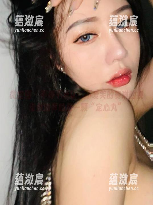 微密圈 - 不得不承认，不爱笑的赛琳的视觉刺激真的是一颗“定心丸”
