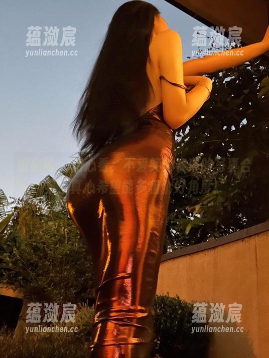 微密圈 - 用心看，不爱笑的赛琳的写真合集，真心希望能多租个好角度！