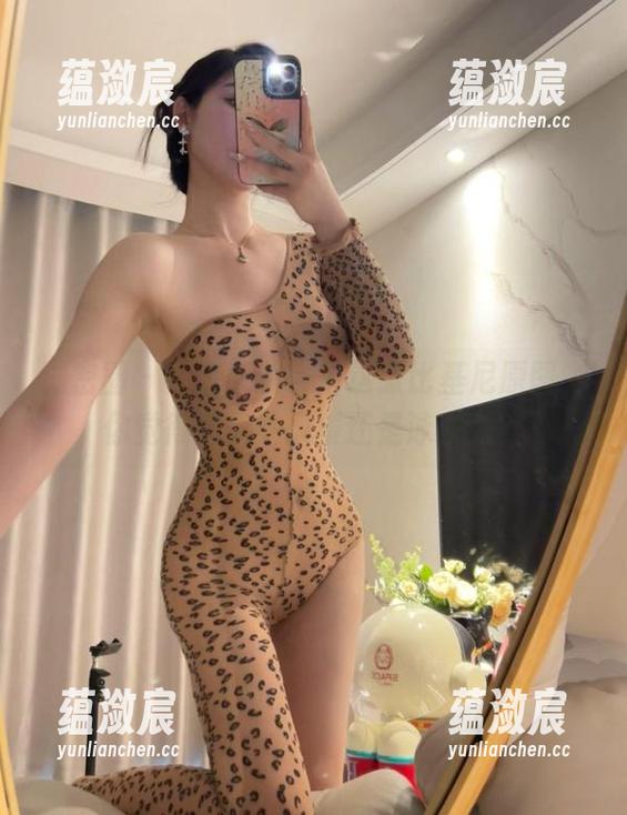 微密圈 - 不爱笑的赛琳这张比基尼原图，你觉得是泳池风景还是泳衣秀？