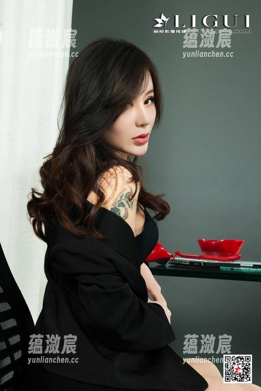 丽柜 - 免费分享给你的语寒棉袜写真，不用担心袜子的颜色搭不配！