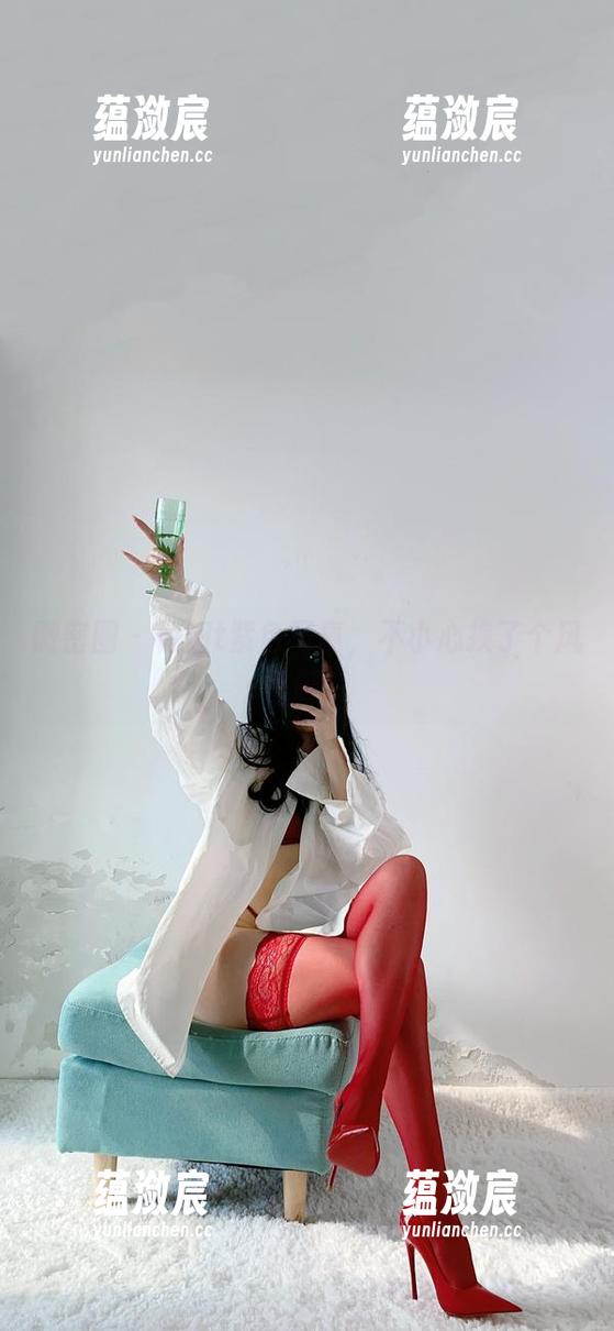 微密圈 - 俏妞t紫色写真，不小心换了个风格呀？