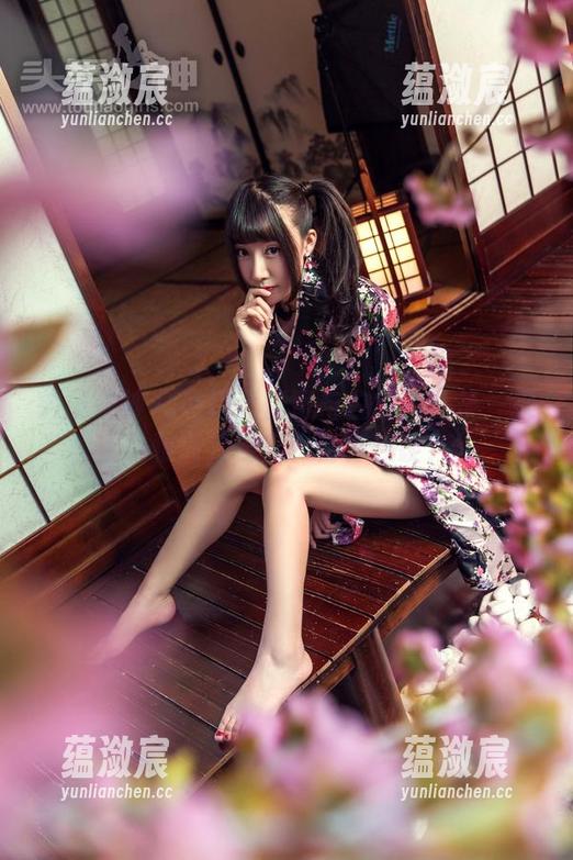 头条女神 - 高清大蜜蜜与白色的斗争：是优雅还是耍宝？各界热议！