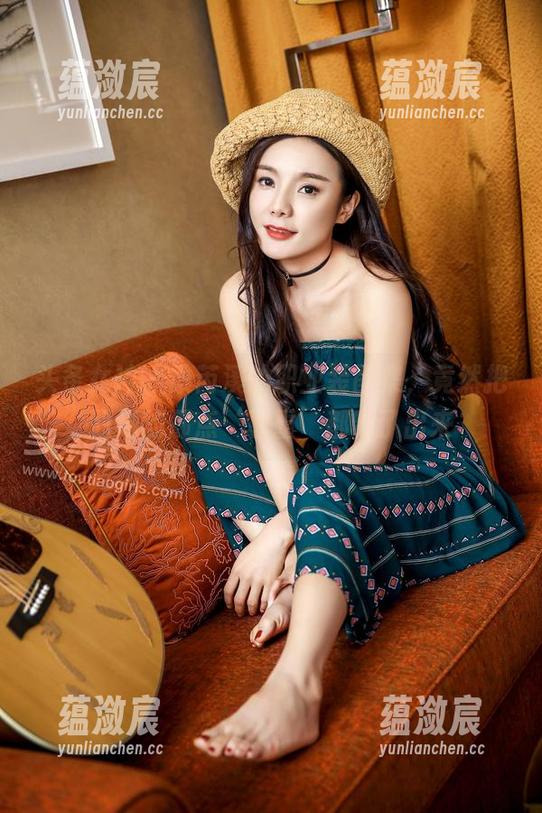头条女神 - 梁芮溪的职业装图集，竟然把职场的那点‘尊重’都穿了出来