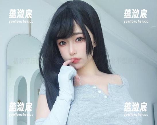 初秋穿搭图集：女主K的衣橱大开，风也不想走了！