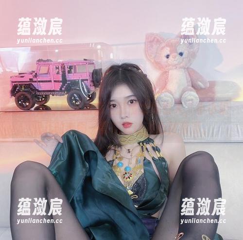 这个双马尾制服师生剧情太吸引人，小小奶瓶儿的套图一亮相就让人心神荡漾。