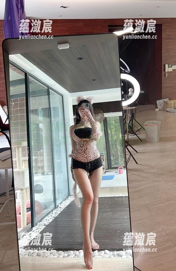 微密圈 - 这组小玉吃果冻的豹纹带尾巴，照片合集上演了怎样的“千面人生”？