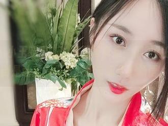 微密圈 – 小玉吃果冻的裸足写真集，脚趾间的光影，倒是让我对偶尔的细节有了新领悟。