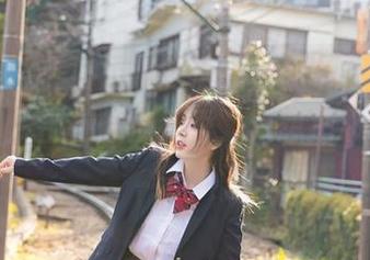 尤蜜荟 – 在小尤奈的清纯作品中，似乎每一张图片都在低声细语，只想把心事藏起来。