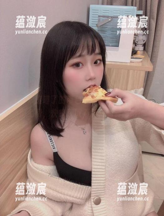 是一只废喵了的带色圣诞连衣裙，长宽高都免费，快来获取不掉价的套图吧！