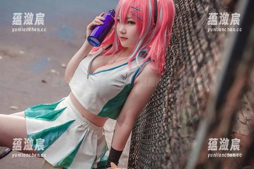 “是本末末”的定制写真，制服的另一种可能？