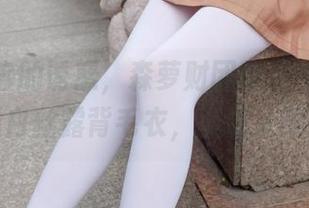 有种莫名的诱惑，森萝财团精选作品集里的薄白丝露背毛衣，真让人分心。