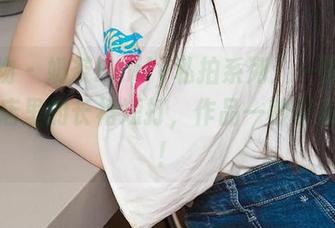 爱尤物 – 奶茶Emily私拍系列：一双腿撑起小店里的长裙短打，作品一秒引发好奇！