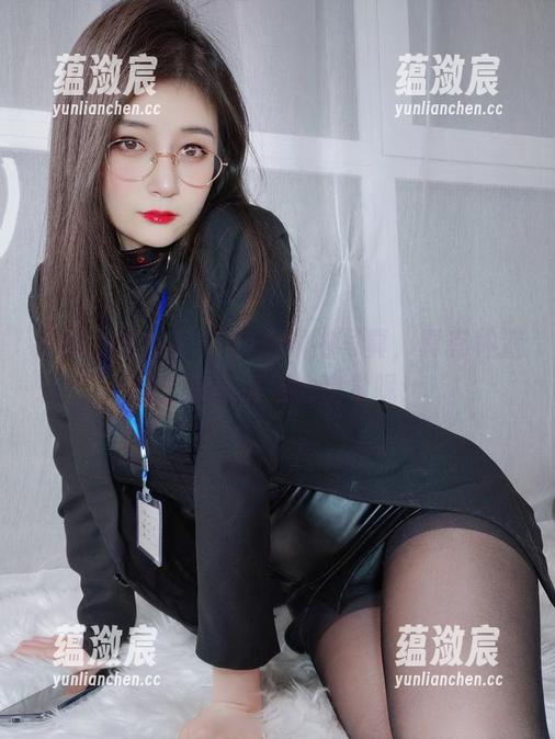 手机上翻白银81的白旗袍写真，真有种置身于走秀现场的错觉呢！