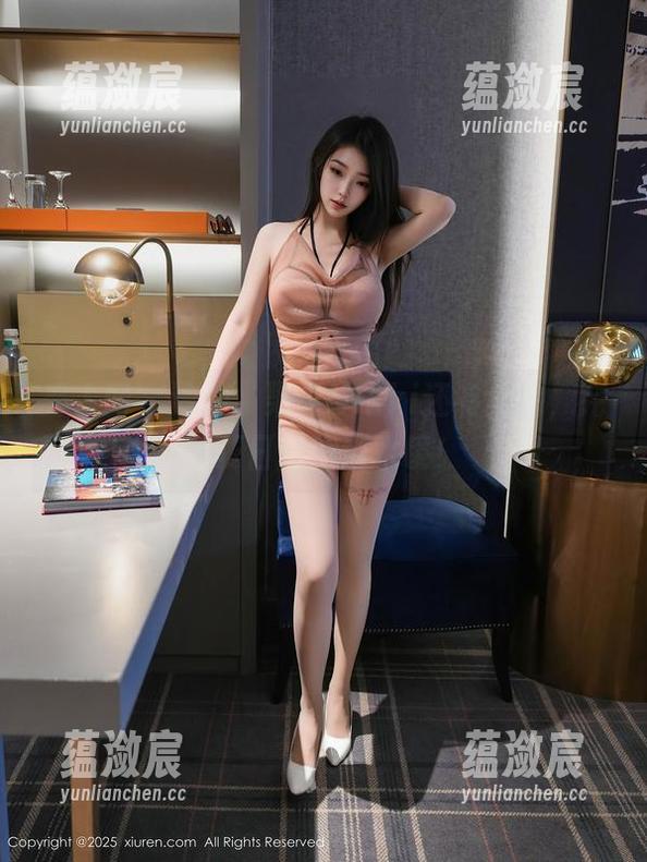 秀人网 - 泳池、果果Nikki还有美图，完美夏日附赠潜水镜！