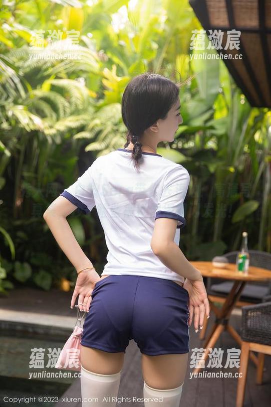 秀人网 - 白微Sera带你去海边：高清写真集，沙子险些被她照得闪闪发光！