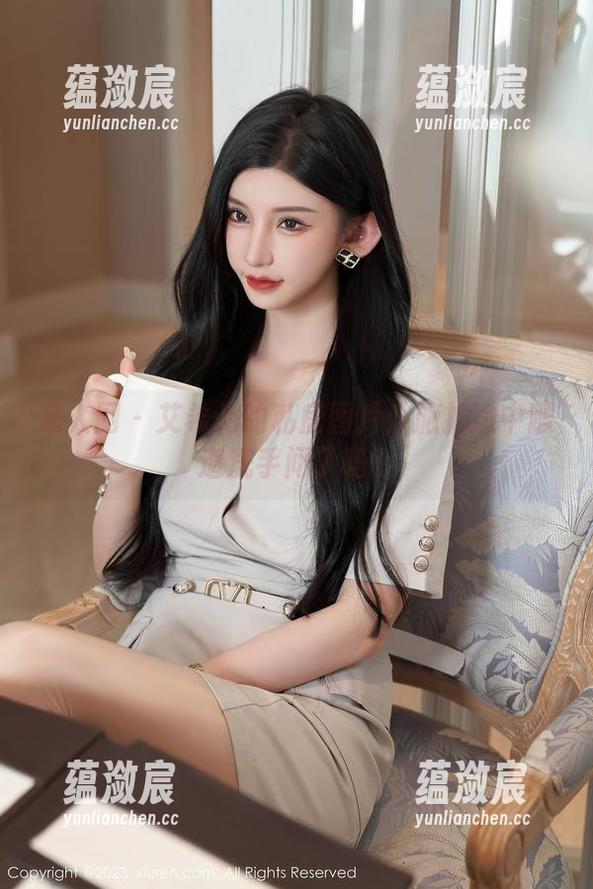 秀人网 - 艾希儿的私房图片：旅拍途中顺道洗手间了吗？