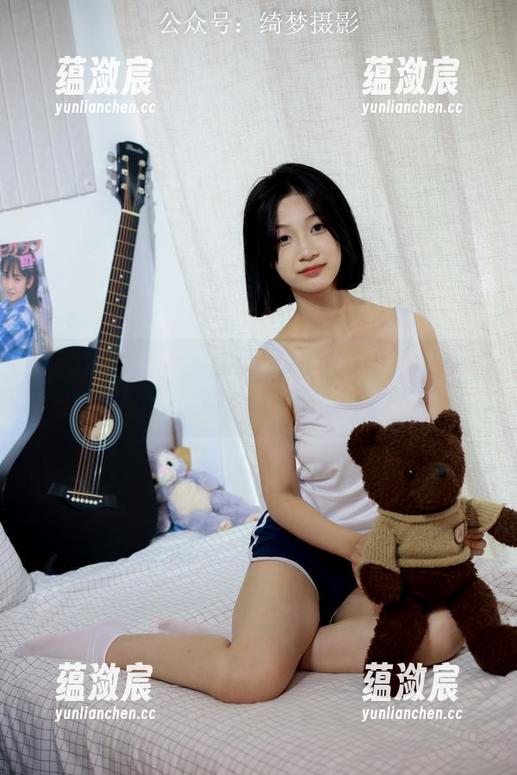 绮梦摄影-小莉 绮梦摄影 - 小莉的清纯写真:似乎在和思想说悄悄话,没想到我耳朵也凑上来了