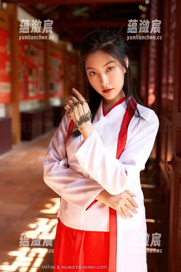 蜜桃社 - 观看Gina，少女的气息在透过这组图片时调皮地流转。
