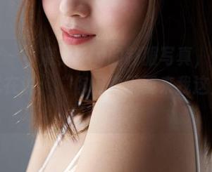 蜜桃社 – 小魔女lily的制服写真，套图里的她就在说：“你们要不要来我这上课？”