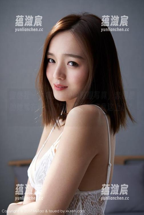 蜜桃社-小魔女lily 蜜桃社 - 小魔女lily的制服写真,套图里的她就在说:“你们要不要来我这上课?”
