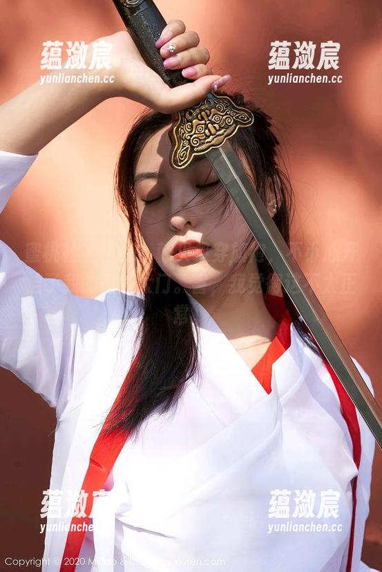 蜜桃社 - 图集：韩贝贝穿旗袍，不小心开启了我的审美大门。害，我觉得这不太正常。