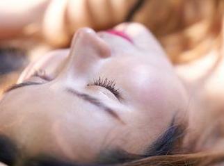 蜜桃社 – 私拍：韵莉娜VANILLA和她的网袜，谁更吸引眼球？