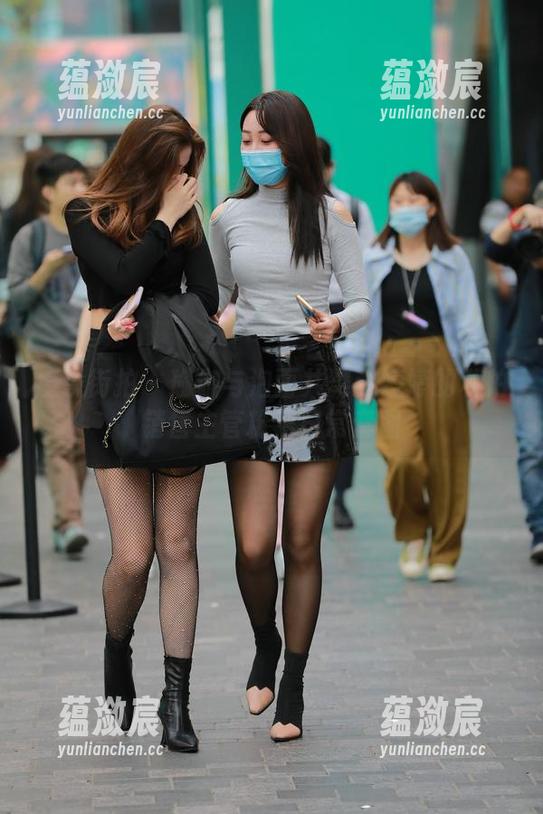 魔镜街拍 - 瑜伽与泡面共舞：婷婷的私拍销售主管粉裙日常套图