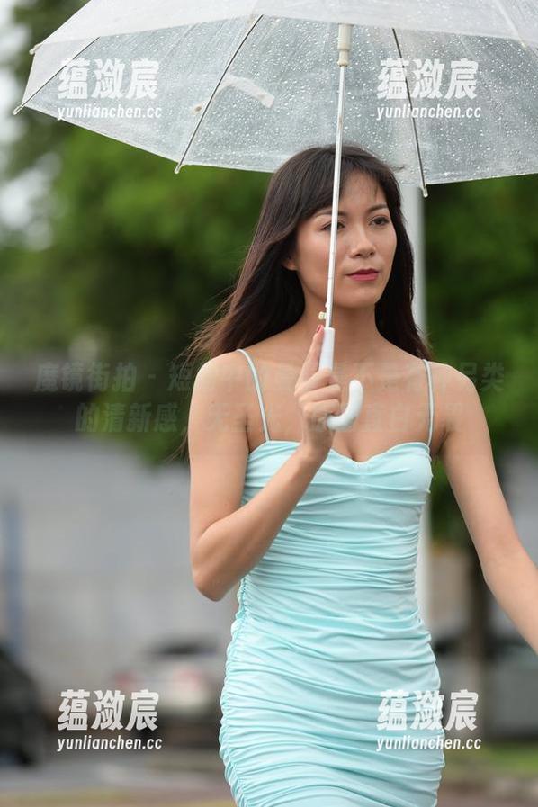 魔镜街拍 - 短裙中的曼曼是不是有种另类的清新感，无圣光，原图直白无畏