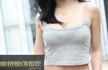 魔镜街拍 – 哇塞！艾小青的私拍合集：短裙肉丝，走在潮流前沿的极致冒险！