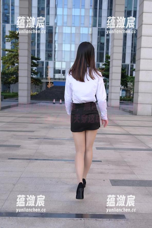 魔镜街拍的免费合集，黑色连衣裙小姐姐们，这么冷的天穿这玩意儿...