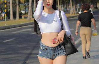 谁说肉丝只能在舞台上？魔镜街拍图集：小姐姐在凉亭里尽显优雅，顺便来一波下载吧！