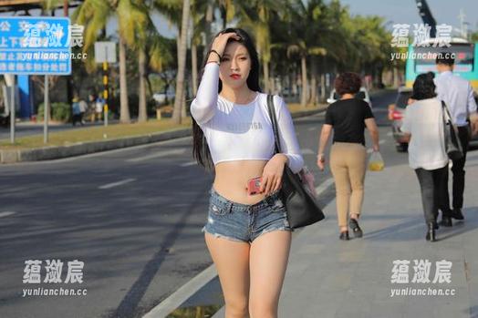 谁说肉丝只能在舞台上？魔镜街拍图集：小姐姐在凉亭里尽显优雅，顺便来一波下载吧！