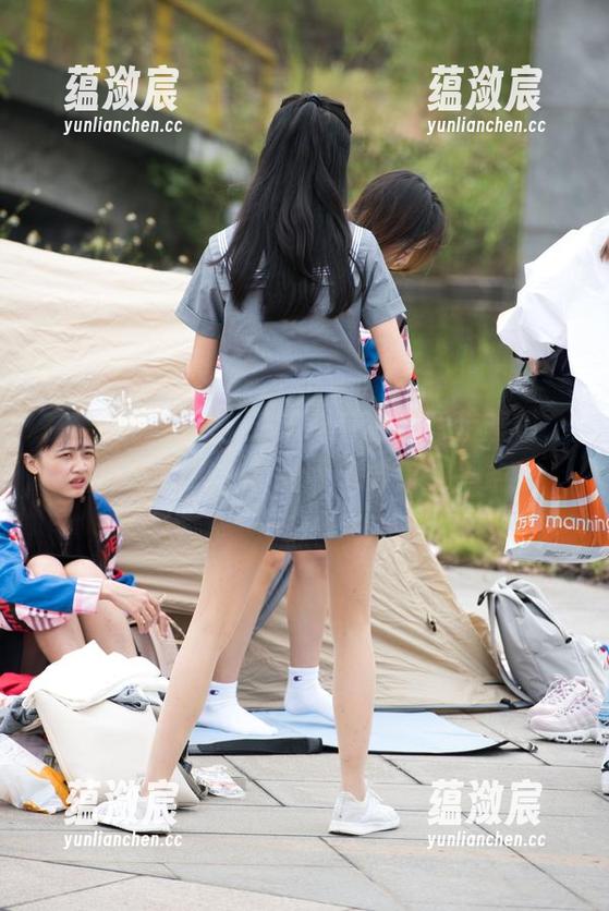 魔镜街拍 在魔镜街拍里,芝芝化身白色裙装超模,合集里的风光真让人想要也放一条!