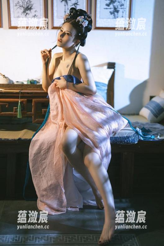 注意，鹿八岁baby在线示范网纱内衣，不小心就被美图迷住了哦！
